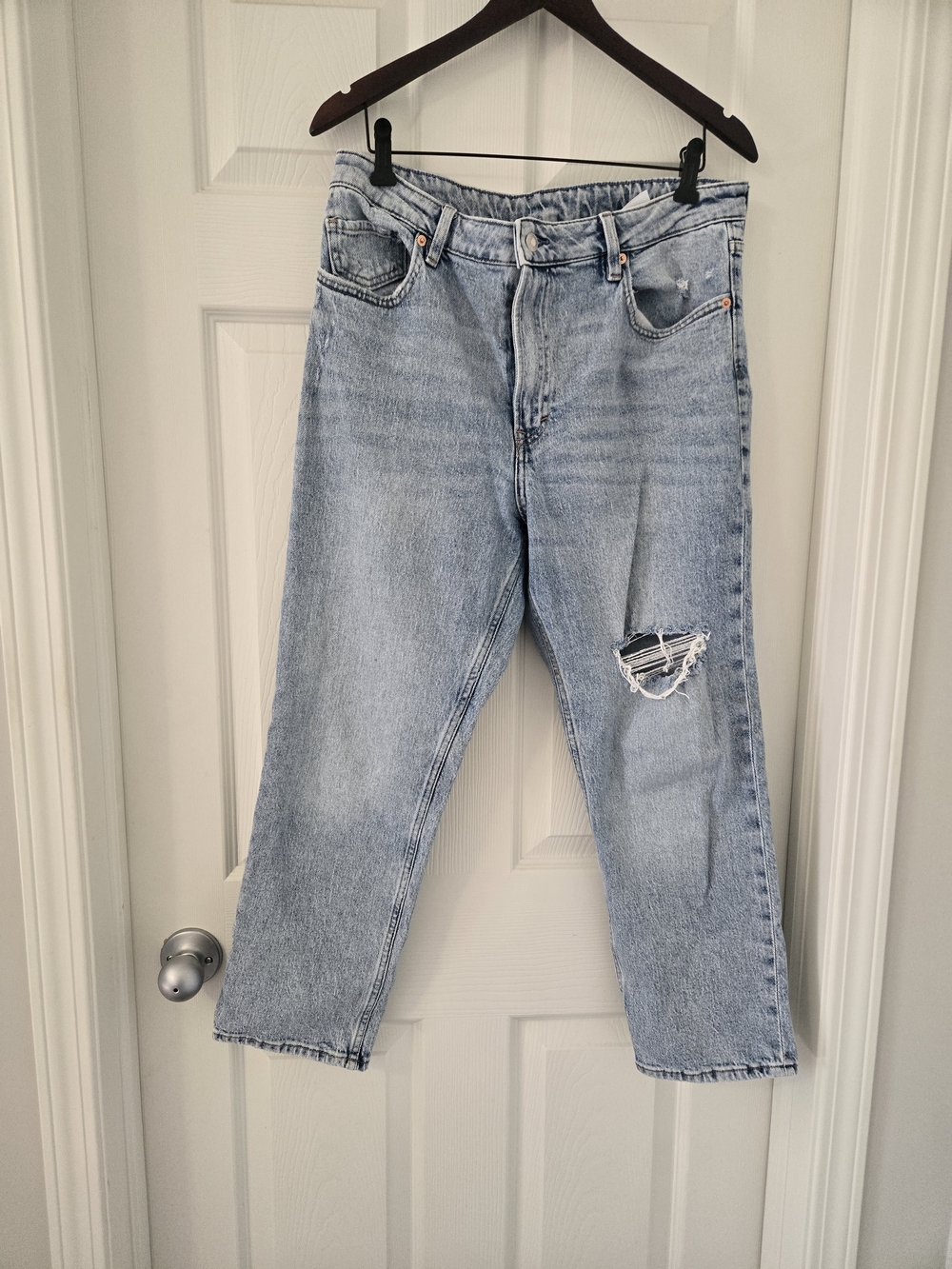 Light Wash Distressed Women’s Jeans - Blue